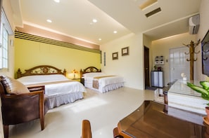 Quadruple Room | Desk, soundproofing, free WiFi, bed sheets - Sunny Breeze Garden (Xincheng)
