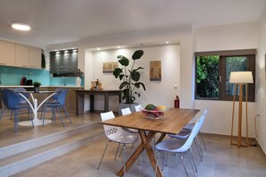 Vila, 3 quartos, vista para o jardim | Área de estar | TV de tela plana 42 polegadas com canais via satélite, TV LED