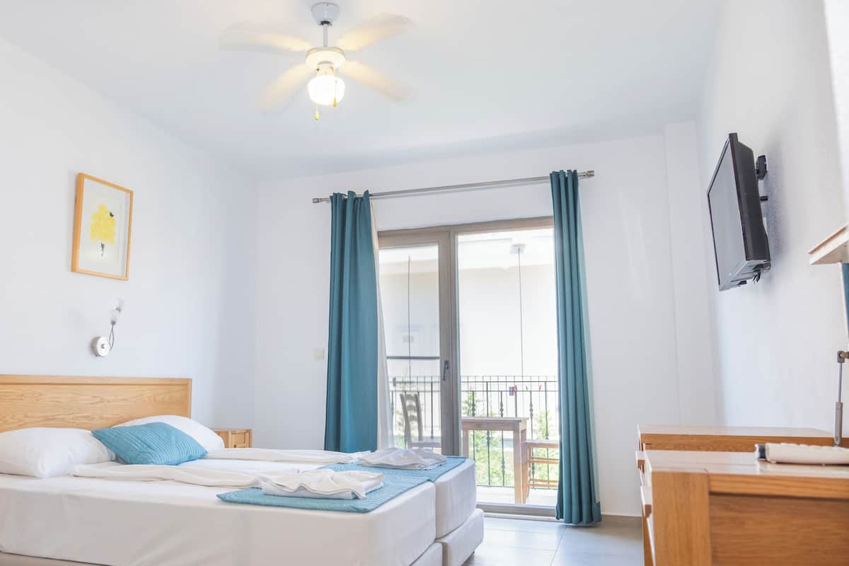 Quarto duplo luxo | Escrivaninha, Wi-Fi de cortesia, roupa de cama