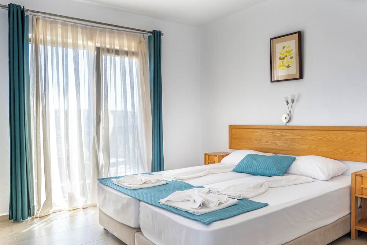Een bureau, extra bedden, gratis wifi, beddengoed