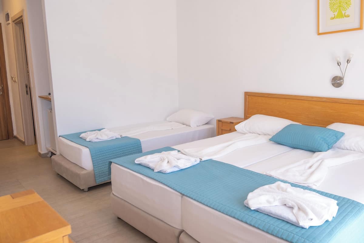 Tremannsrom – deluxe | Skrivebord, ekstrasenger (mot et tillegg), wi-fi (inkludert) og sengetøy