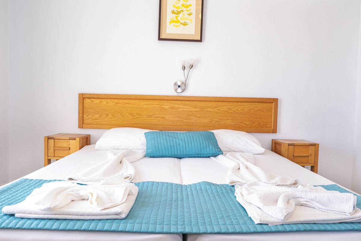 deluxe double room | desk, rollaway beds, free wifi, bed sheets