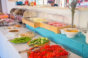 Her gün ücretsiz açık büfe kahvaltı