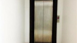 A closed elevator door in a hallway. - White House Asoke Sukhumvit 18 (Bangkok)