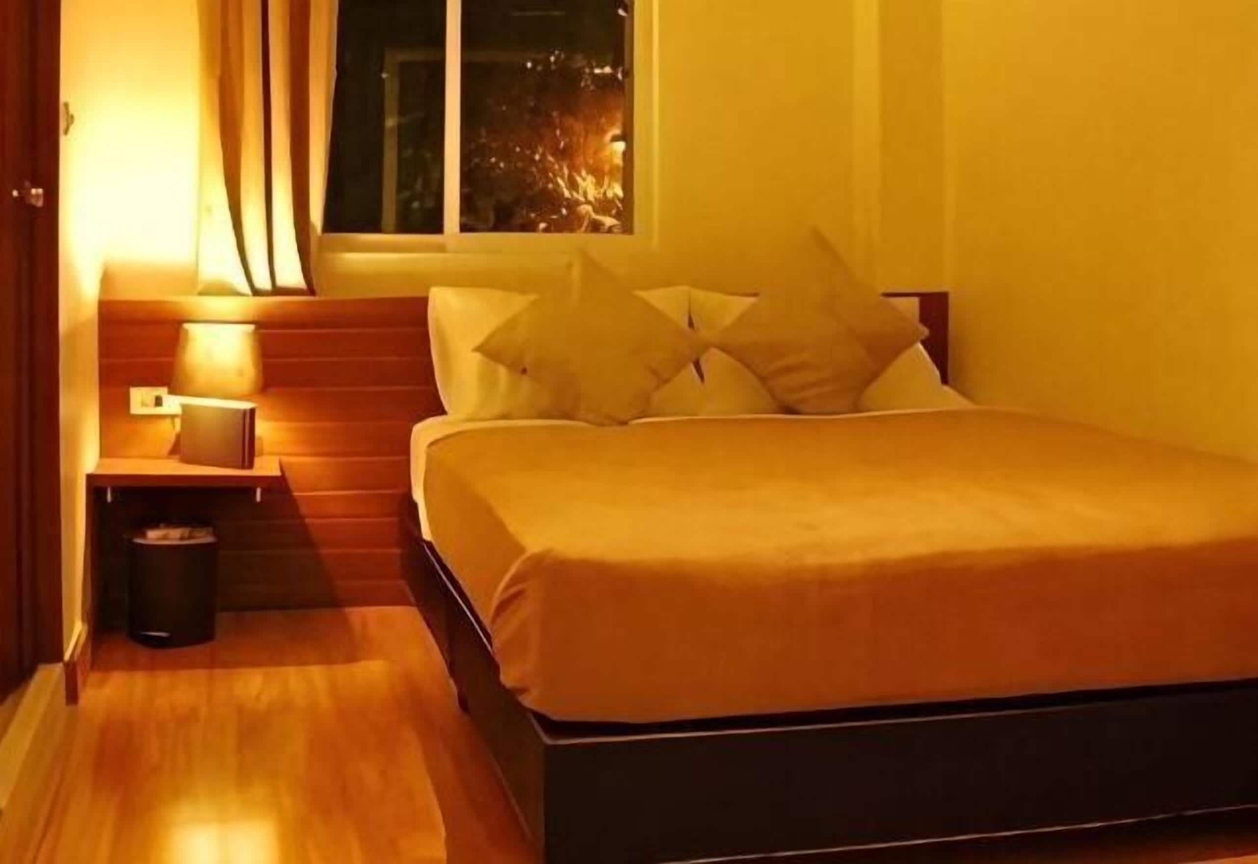 セーフティボックス (室内)、デスク、可動式ベッド、WiFi (無料)