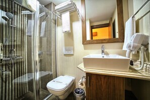 Douche, articles de toilette gratuits, sèche-cheveux, chaussons