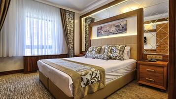 أغطية فراش متميزة وميني بار وخزنة داخل الغرفة ومكتب