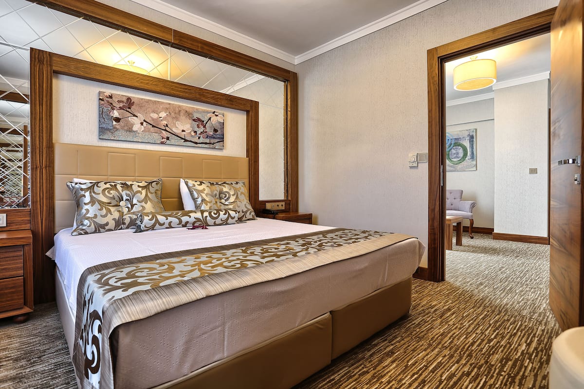 Family Suite, 1 Bedroom, Mountain View | 1 bedroom, premium bedding, minibar, in-room safe