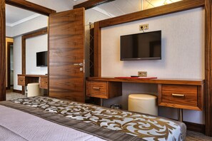 Suite Familiale, 1 chambre, vue montagne | Literie de qualité supérieure, minibar, coffres-forts dans les chambres