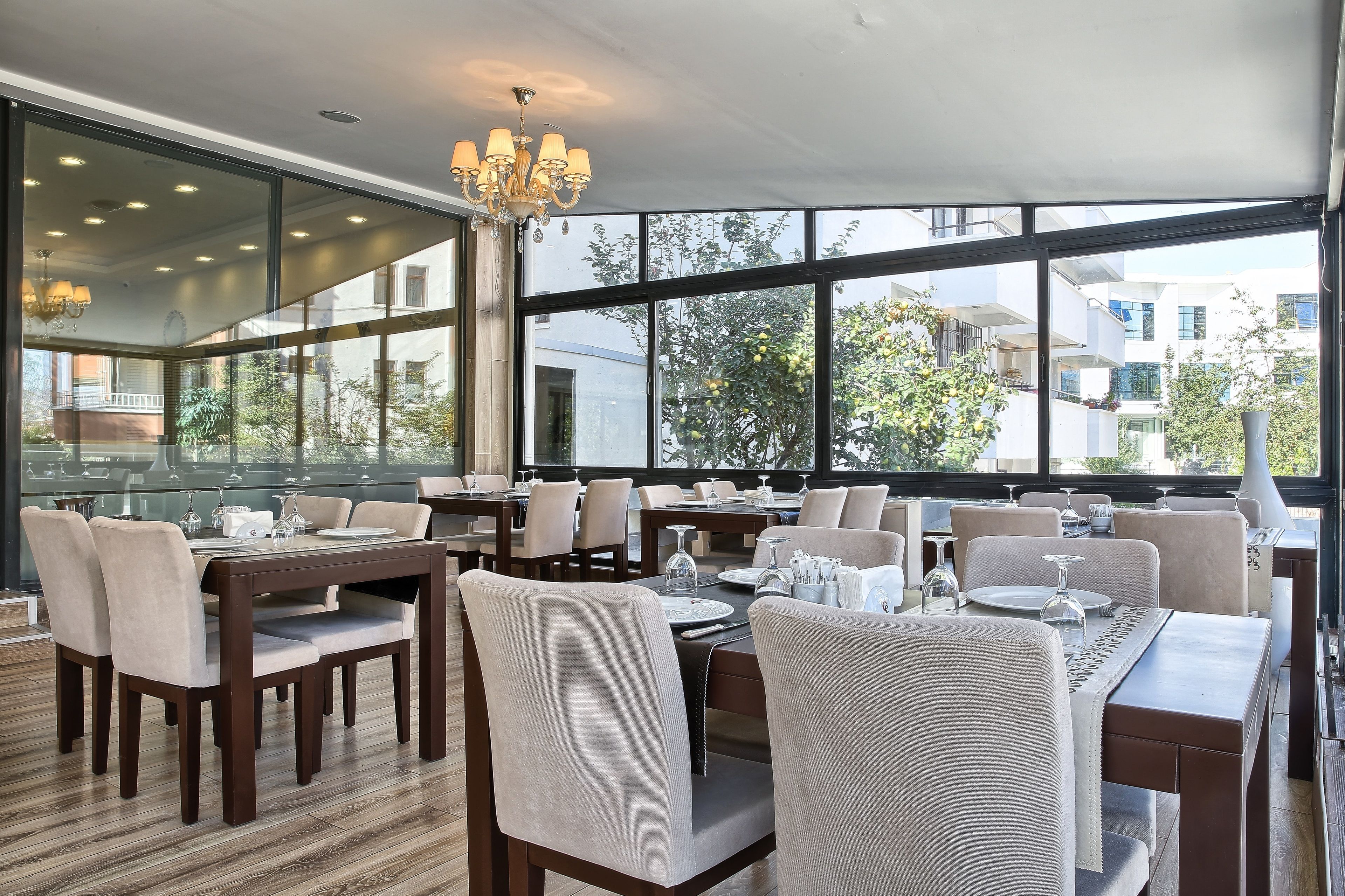 供应早餐、午餐和晚餐，国际美食