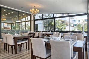 Breakfast, lunch, dinner served; international cuisine - City Hotel Residence (Ankara)