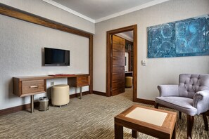 Suite Familiale, 1 chambre, vue montagne | Salle de séjour | Télévision à écran plat de 45 pouces avec chaînes par satellite