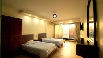 Habitación triple | Minibar, caja de seguridad en la habitación y wifi gratis