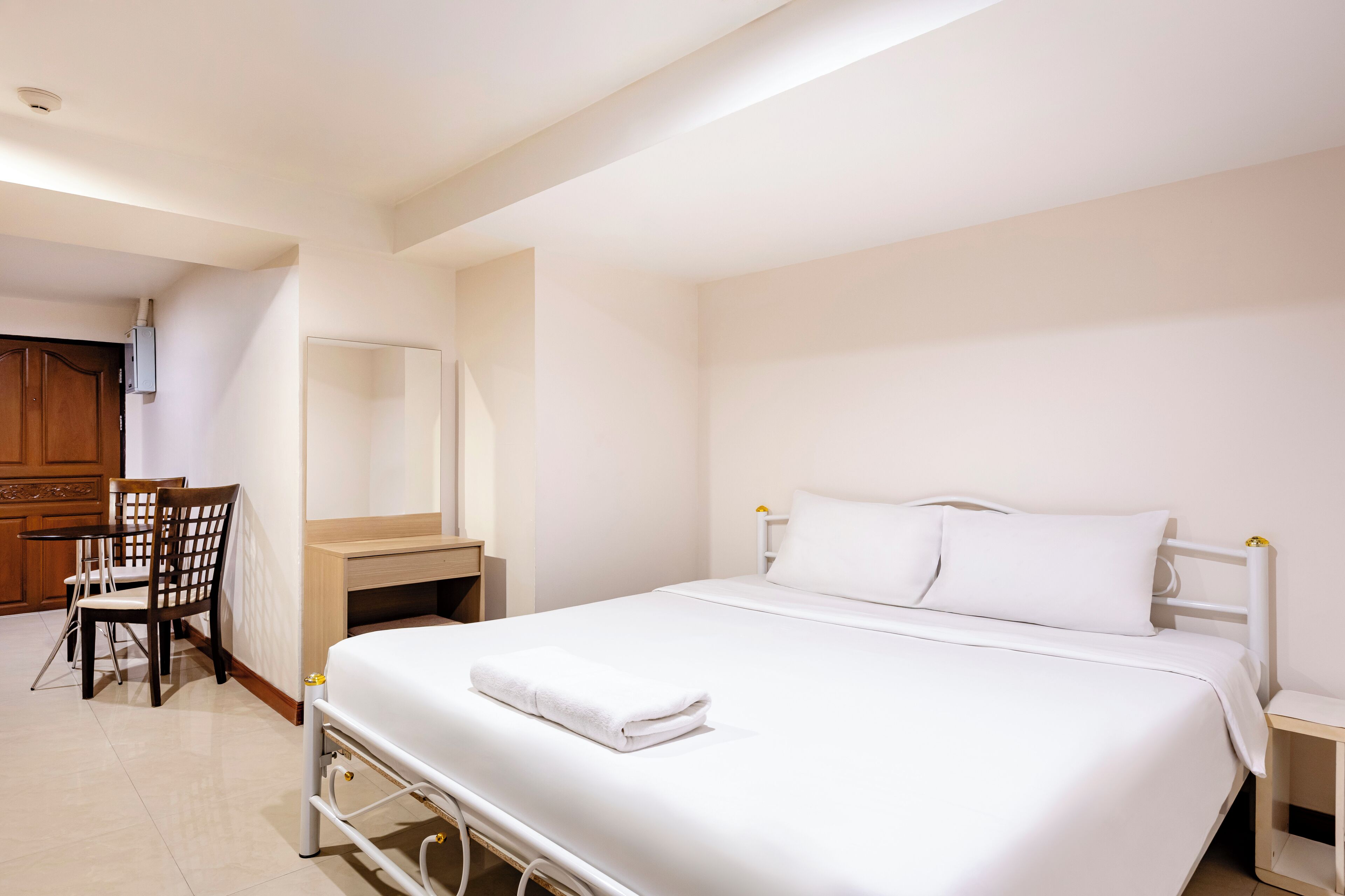 Apartamento económico, 1 cama de matrimonio grande | 1 dormitorio, decoración individual, mobiliario individual