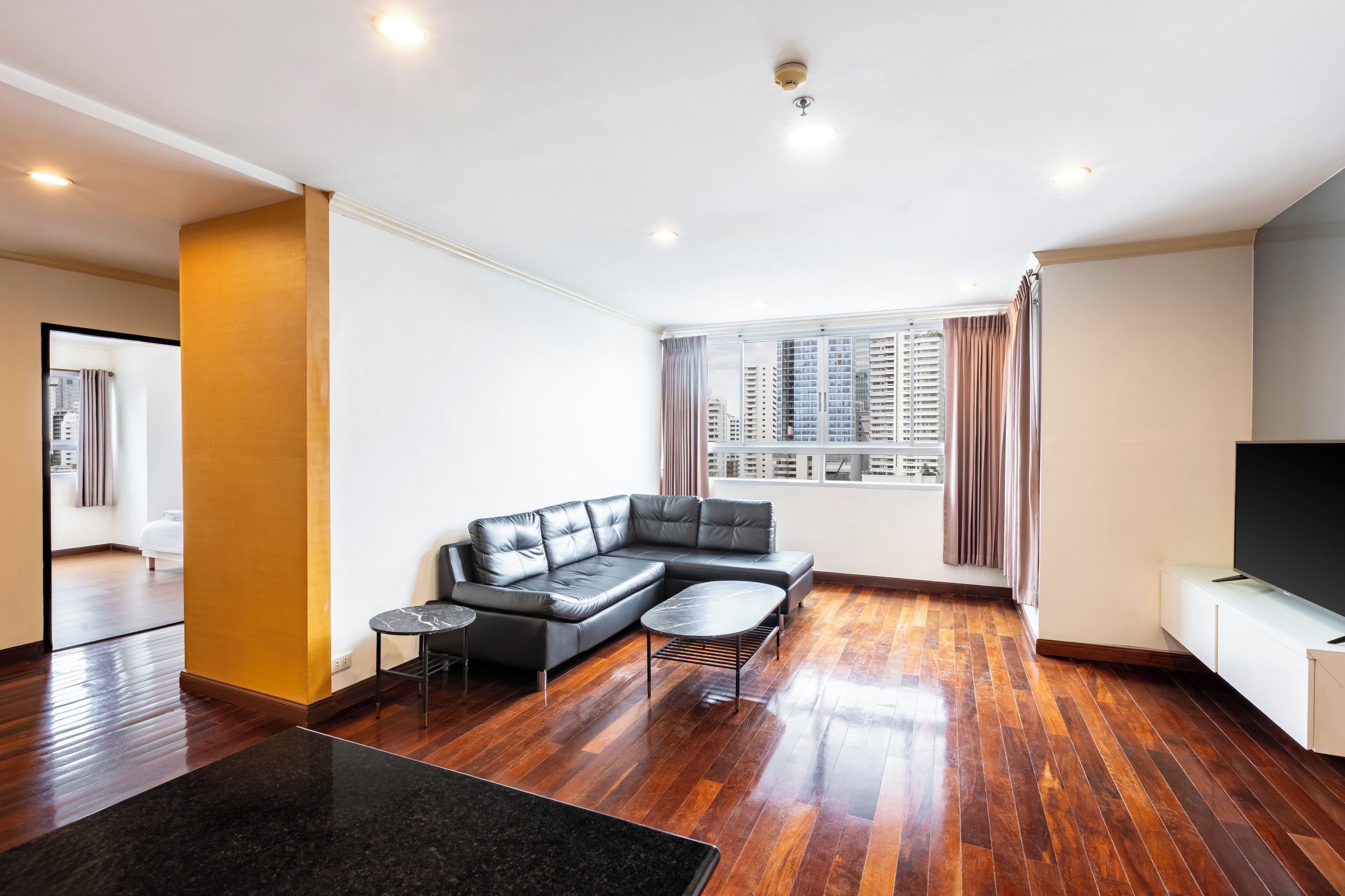 家庭公寓, 2 間臥室, 城市景觀 | 起居區 | 40-吋平面電視，提供有線頻道