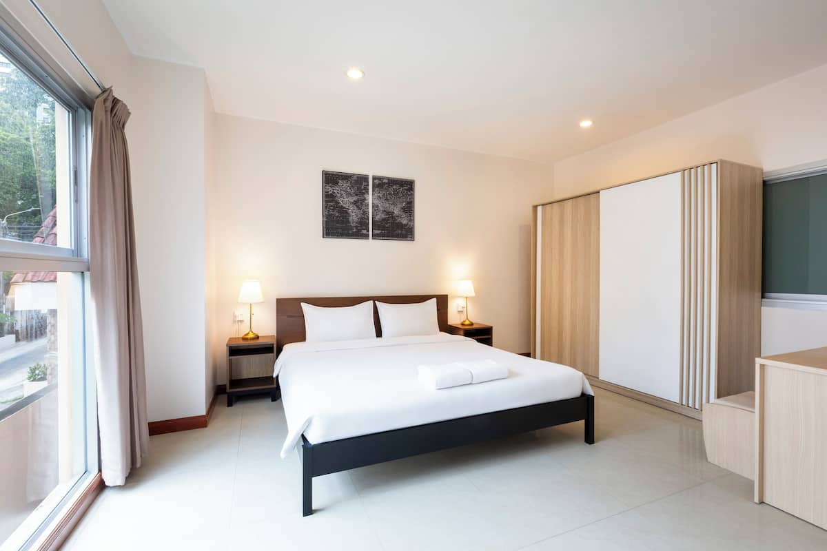 1 bedroom, individually decorated, individually furnished