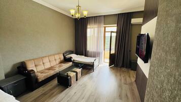 Ropa de cama de alta calidad, minibar y decoración personalizada