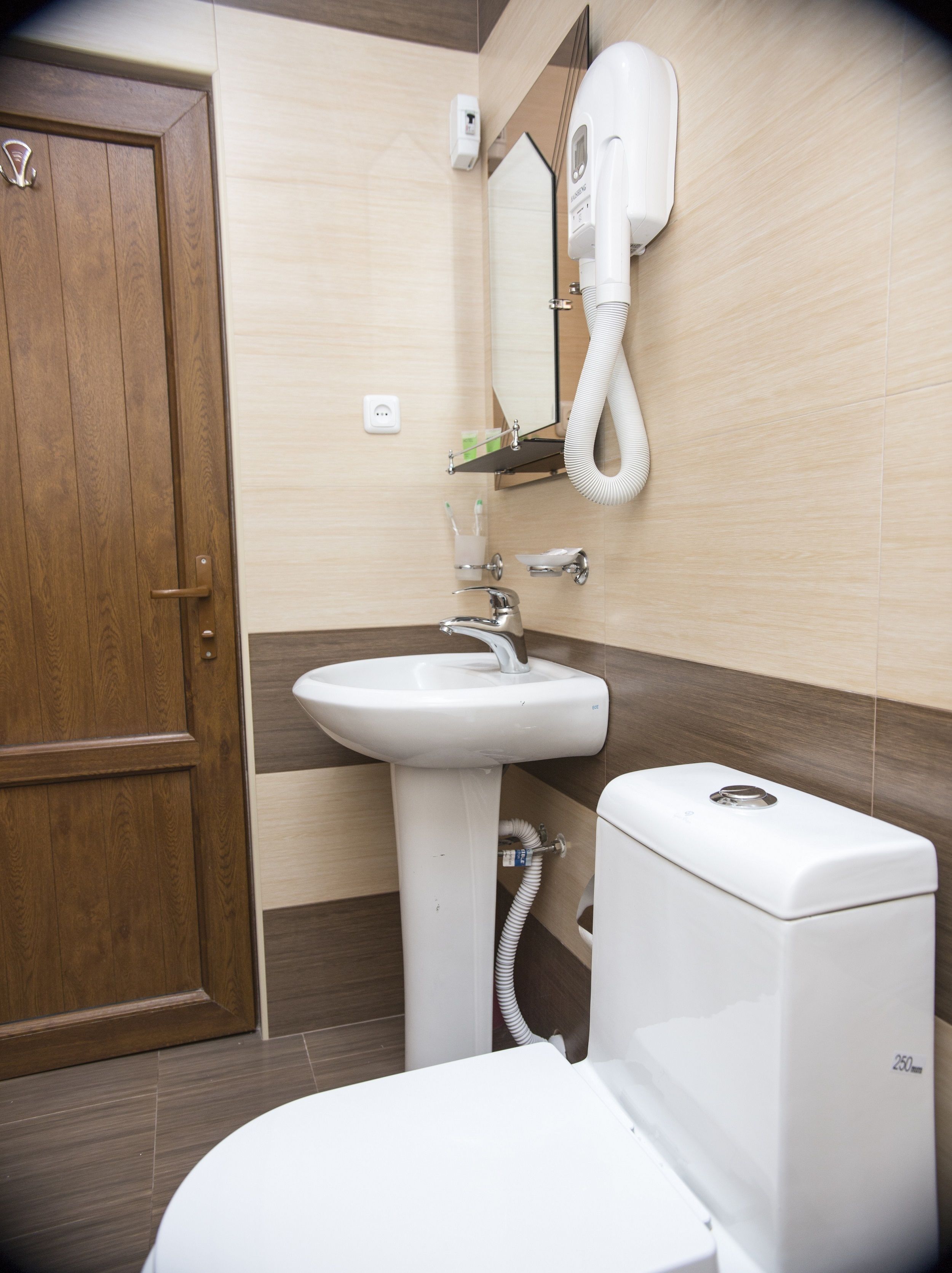 triple room | bathroom | shower, free toiletries, slippers, towels