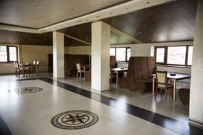 Breakfast and lunch served, local and international cuisine - Capital Hotel (Yerevan)