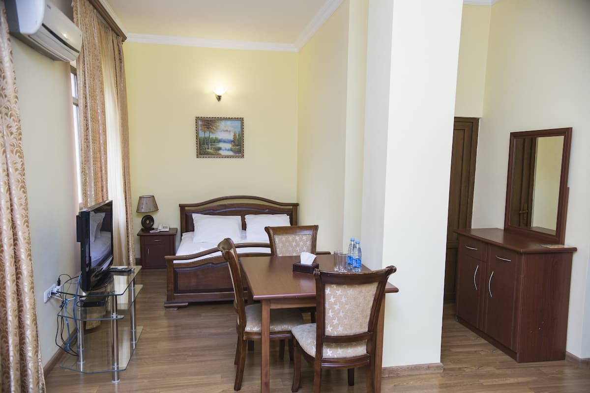 Triple Room | Premium bedding, minibar, individually decorated, individually furnished