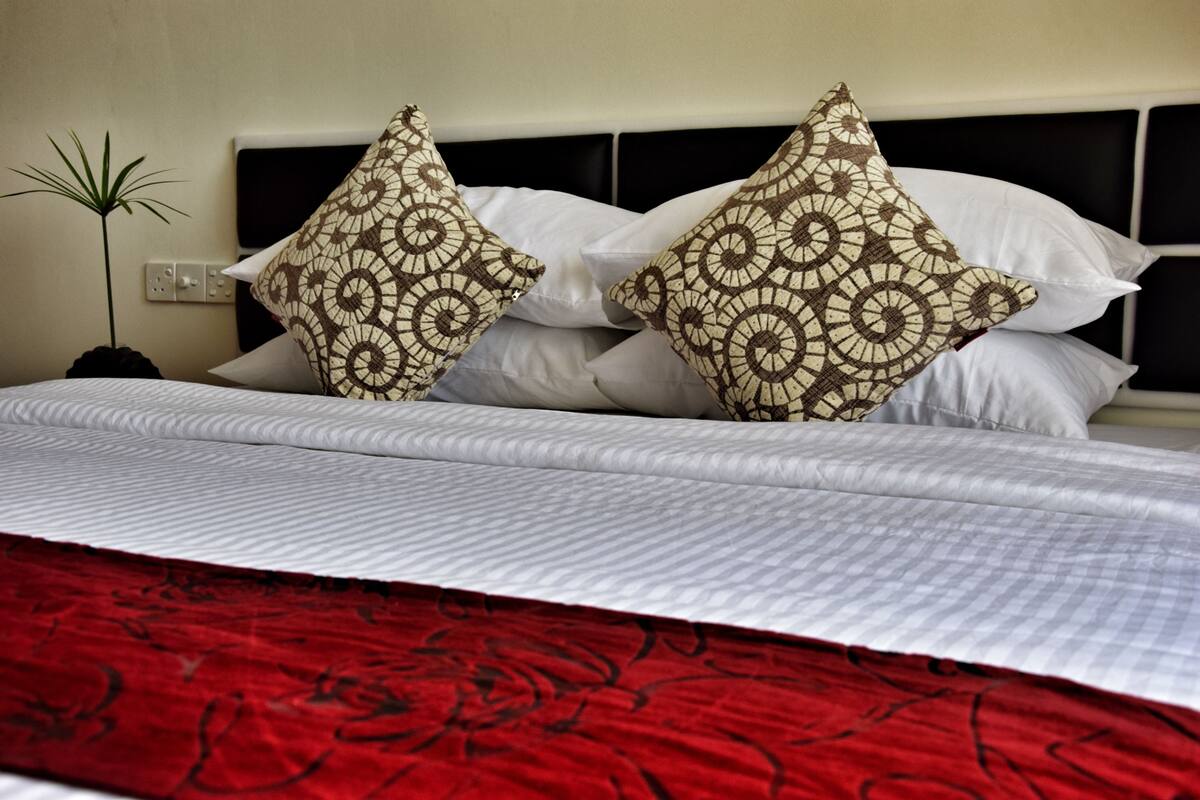 Premium bedding, minibar, in-room safe, desk