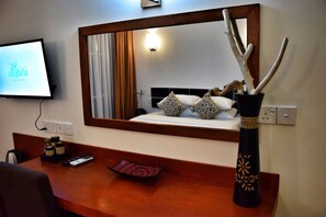 Premium bedding, minibar, in-room safe, desk - Athiri Beach (Dhigurah)