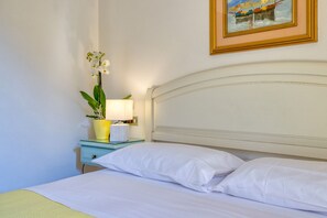 Chambre double, vue sur le lac | Bureau, accès au Wi-Fi (inclus)