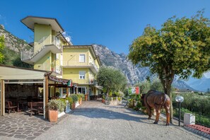 Vista frontal de la propiedad