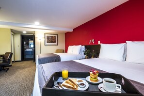 Minibar, caja de seguridad en la habitación y escritorio 