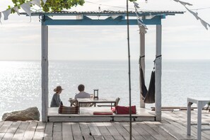 Outdoor dining - Warapura Resort (Ko Chang)