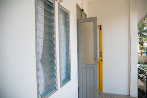 Single Fan Room  | Balcony - Sleepy Owl Hostel (Ko Chang)