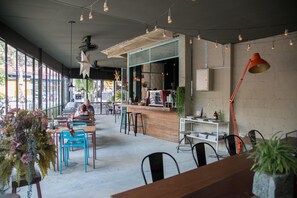 Breakfast, lunch and dinner served - Sleepy Owl Hostel (Ko Chang)