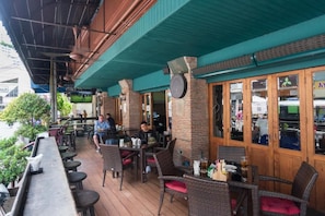 Breakfast, lunch, dinner served; Thai cuisine - O'shea's Sukhumvit Bangkok (Bangkok)