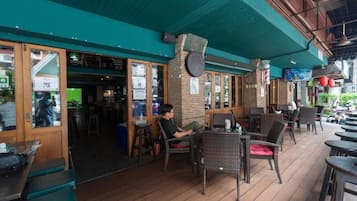 Breakfast, lunch, dinner served; Thai cuisine