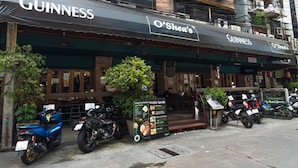 Een restaurant met een bord met daarop Guinness en een bord voor O'Shea's.
