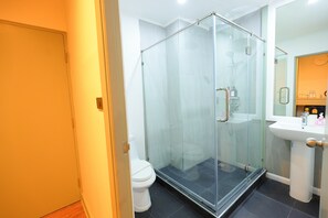Family Twin Room | Bathroom | Shower, free toiletries, hair dryer, towels - O'shea's Sukhumvit Bangkok (Bangkok)