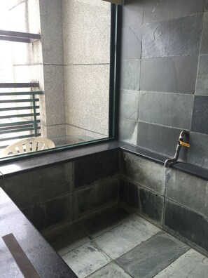 Combined shower/bathtub, spring water bathtub, free toiletries