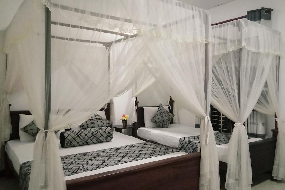 Værelse til 3 personer - privat badeværelse - stueetage (with A/C) | Premium-sengetøj, skrivebord, lydisolering, strygejern/strygebræt