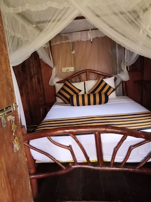 Traditional Tree House, 1 Queen Bed, Mountain View | Premium bedding, desk, soundproofing, iron/ironing board