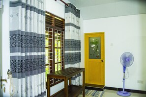 Habitación estándar doble, 1 cama de matrimonio | Ropa de cama de alta calidad, escritorio, sistema de insonorización