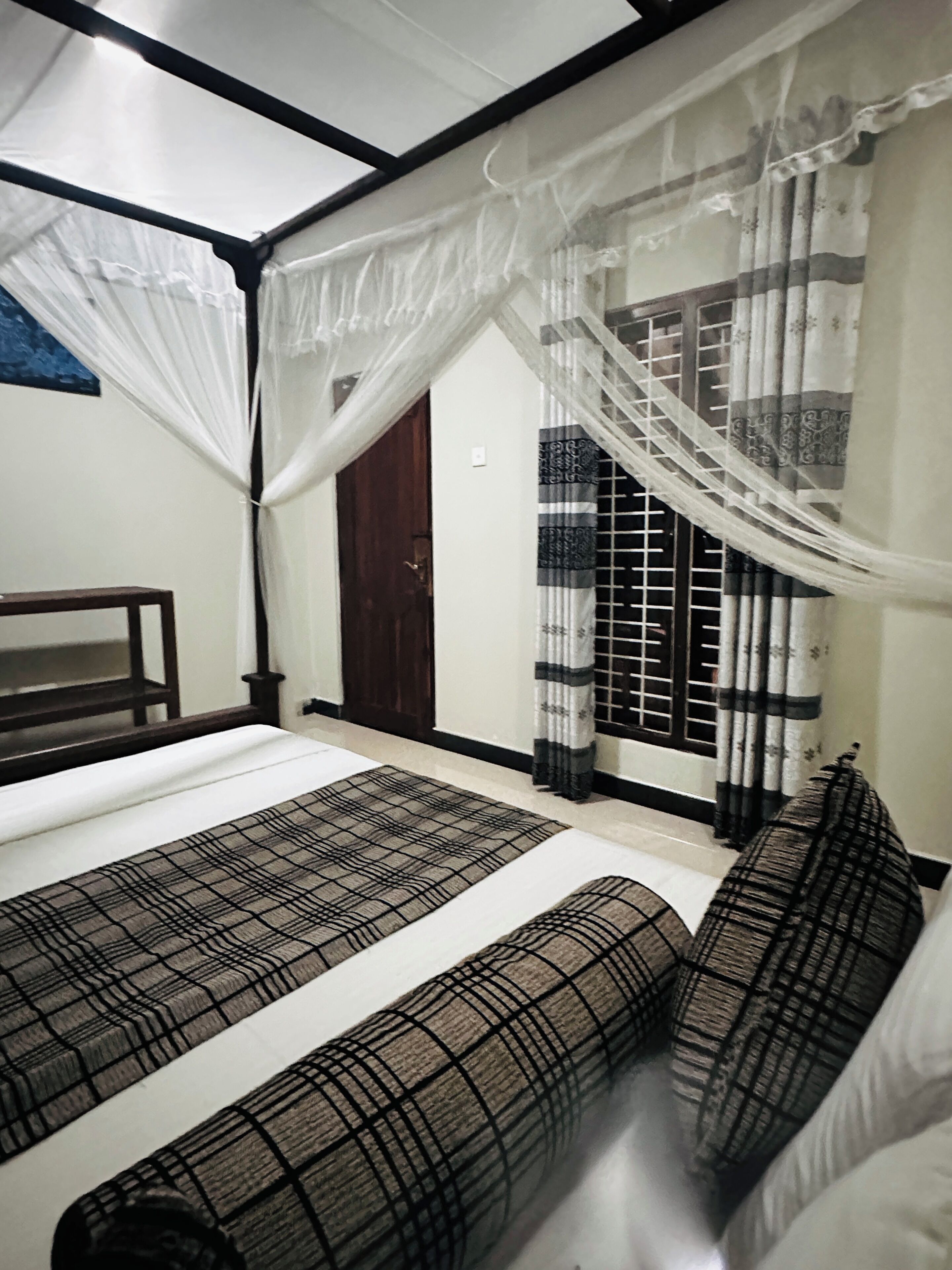 Roupas de cama premium, escrivaninha, quartos à prova de som