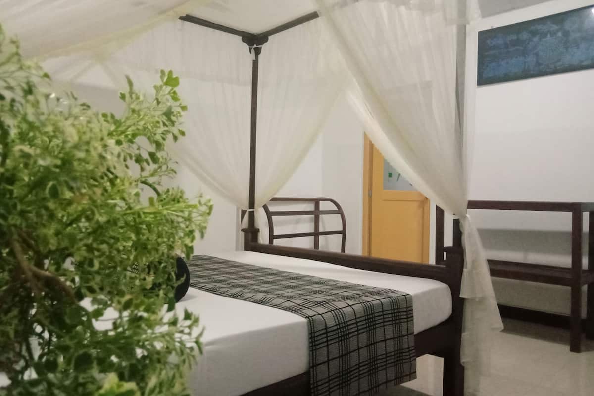 1 bedroom, premium bedding, desk, soundproofing