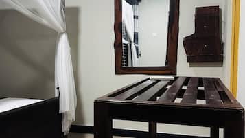 Habitación doble, baño privado, planta baja (with A/C) | Ropa de cama de alta calidad, escritorio, sistema de insonorización