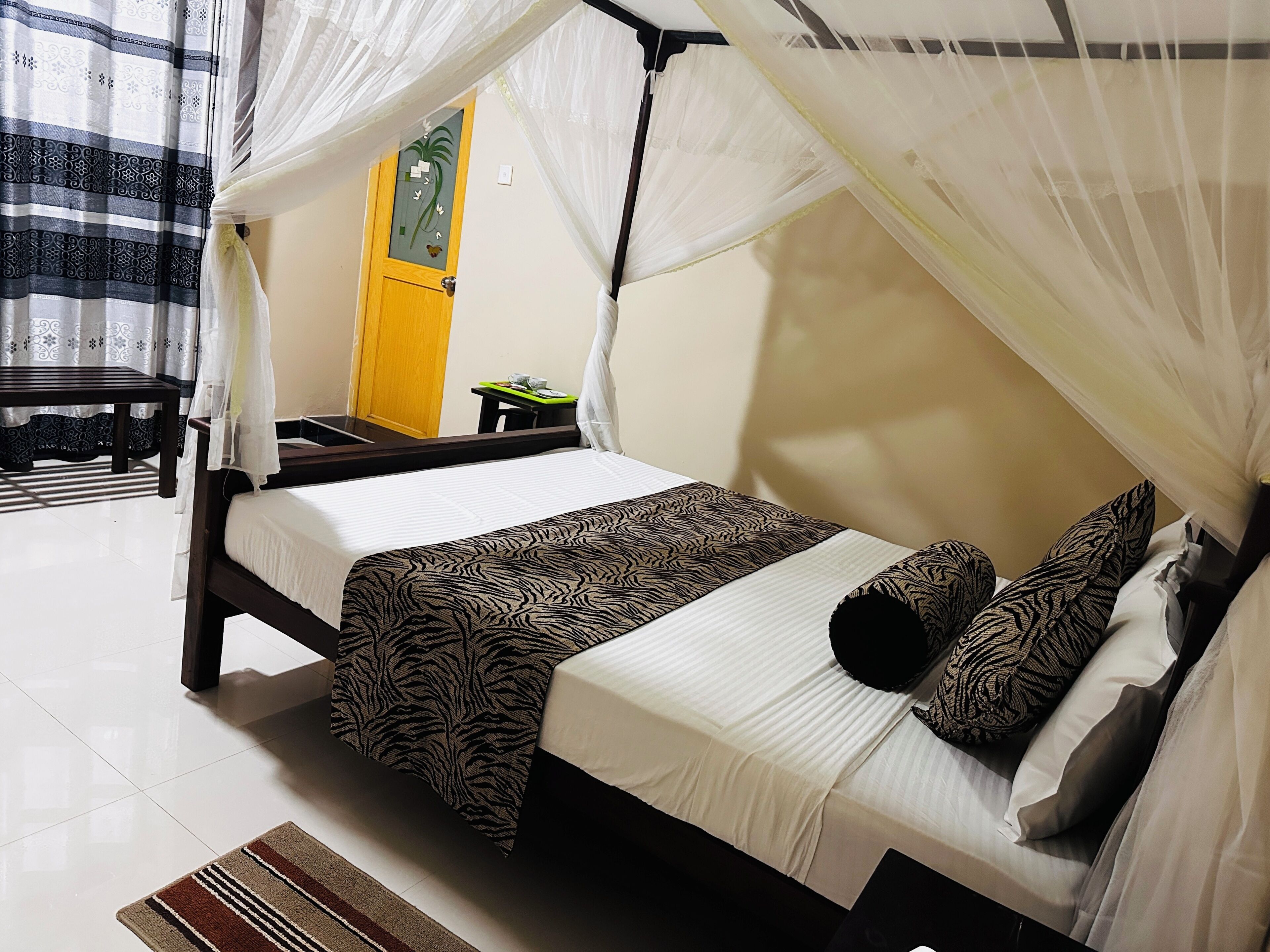 Quarto casal standard, 1 cama Queen | Roupas de cama premium, escrivaninha, quartos à prova de som