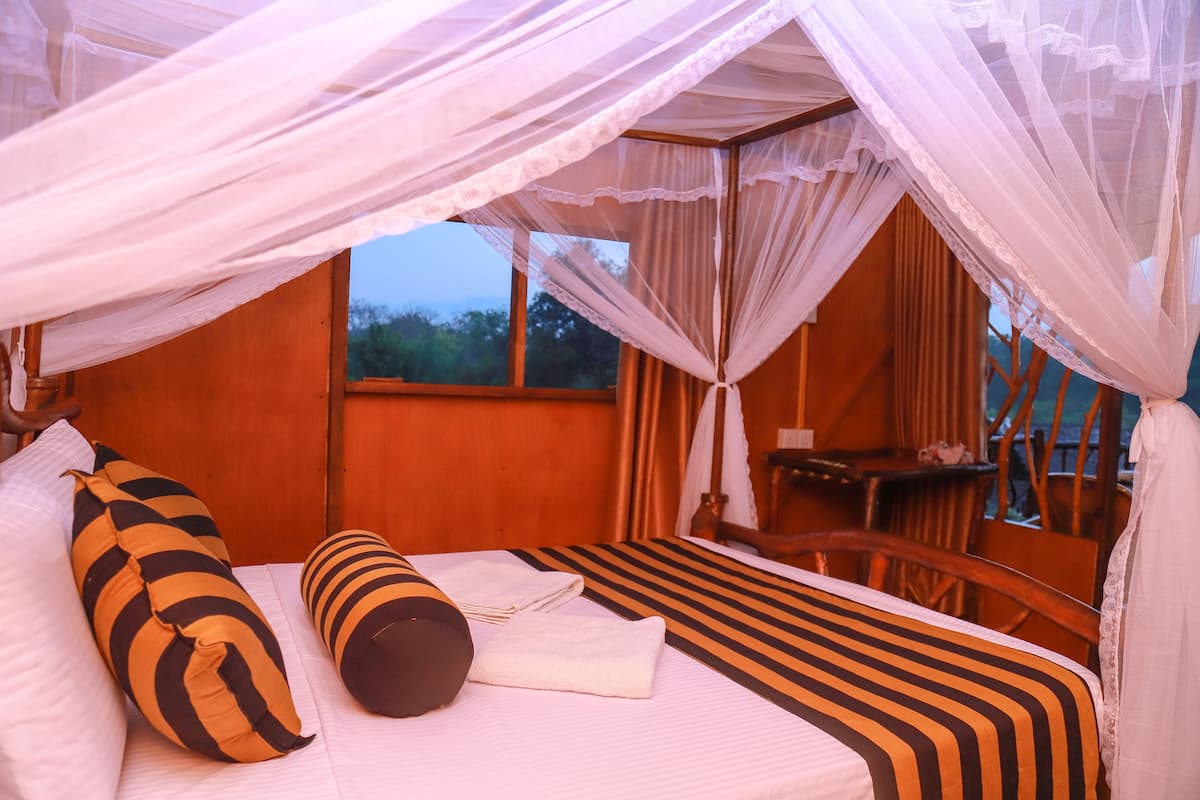 traditional tree house, 1 queen bed, mountain view | 1 bedroom, premium bedding, desk, soundproofing