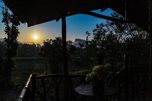 Premium bedding, desk, soundproofing, iron/ironing board - Sigiriya Rock Gate Resort (Sigiriya)