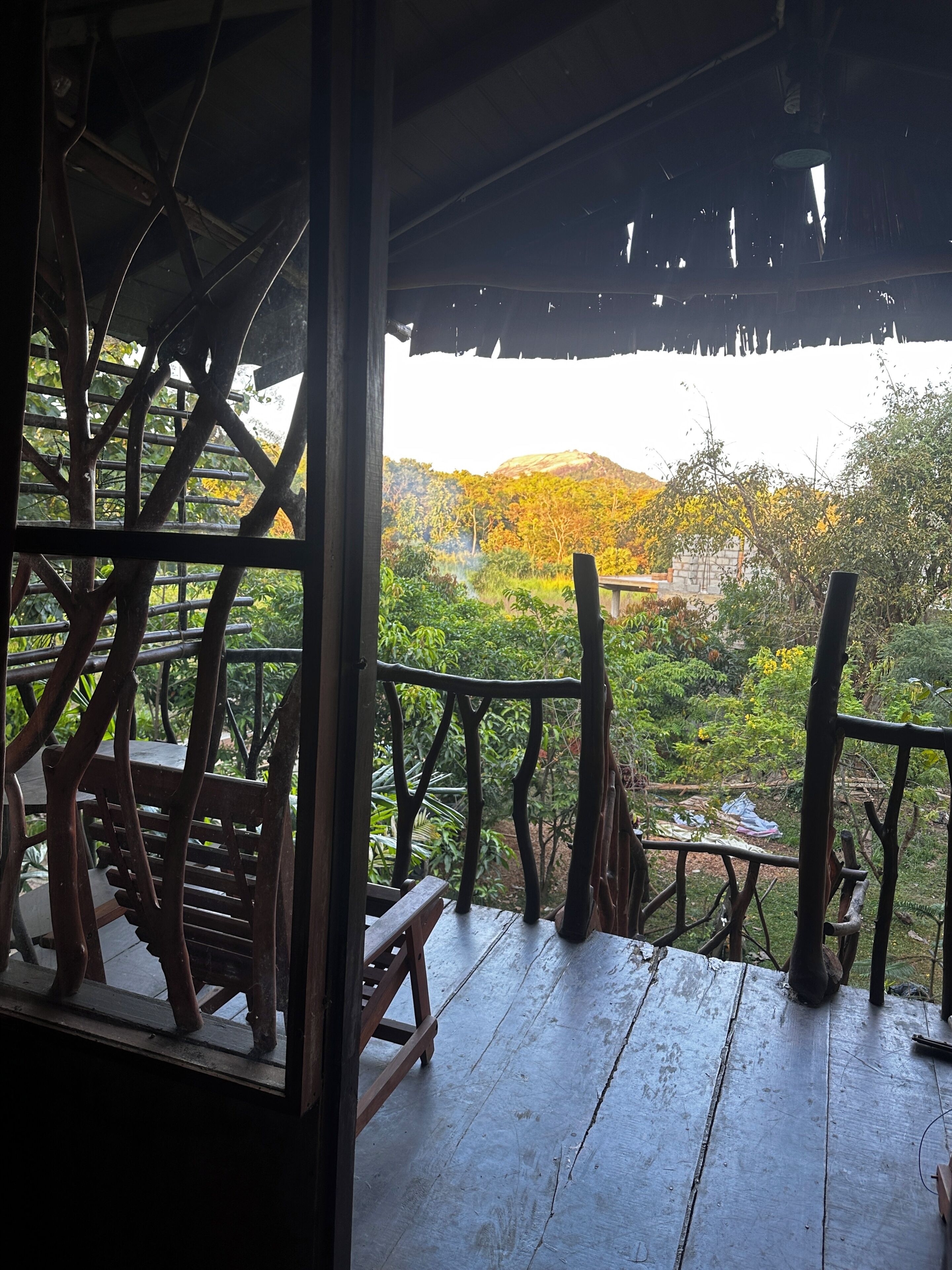 บ้านต้นไม้ทราดิชันนัล, เตียงควีนไซส์ 1 เตียง, วิวภูเขา | บริเวณนั่งเล่น