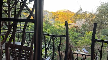 Casa en un árbol tradicional, 1 cama de matrimonio, vistas a la montaña | Zona de estar