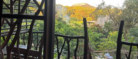 Casa na árvore tradicional, 1 cama Queen, vista para a montanha | Área de estar