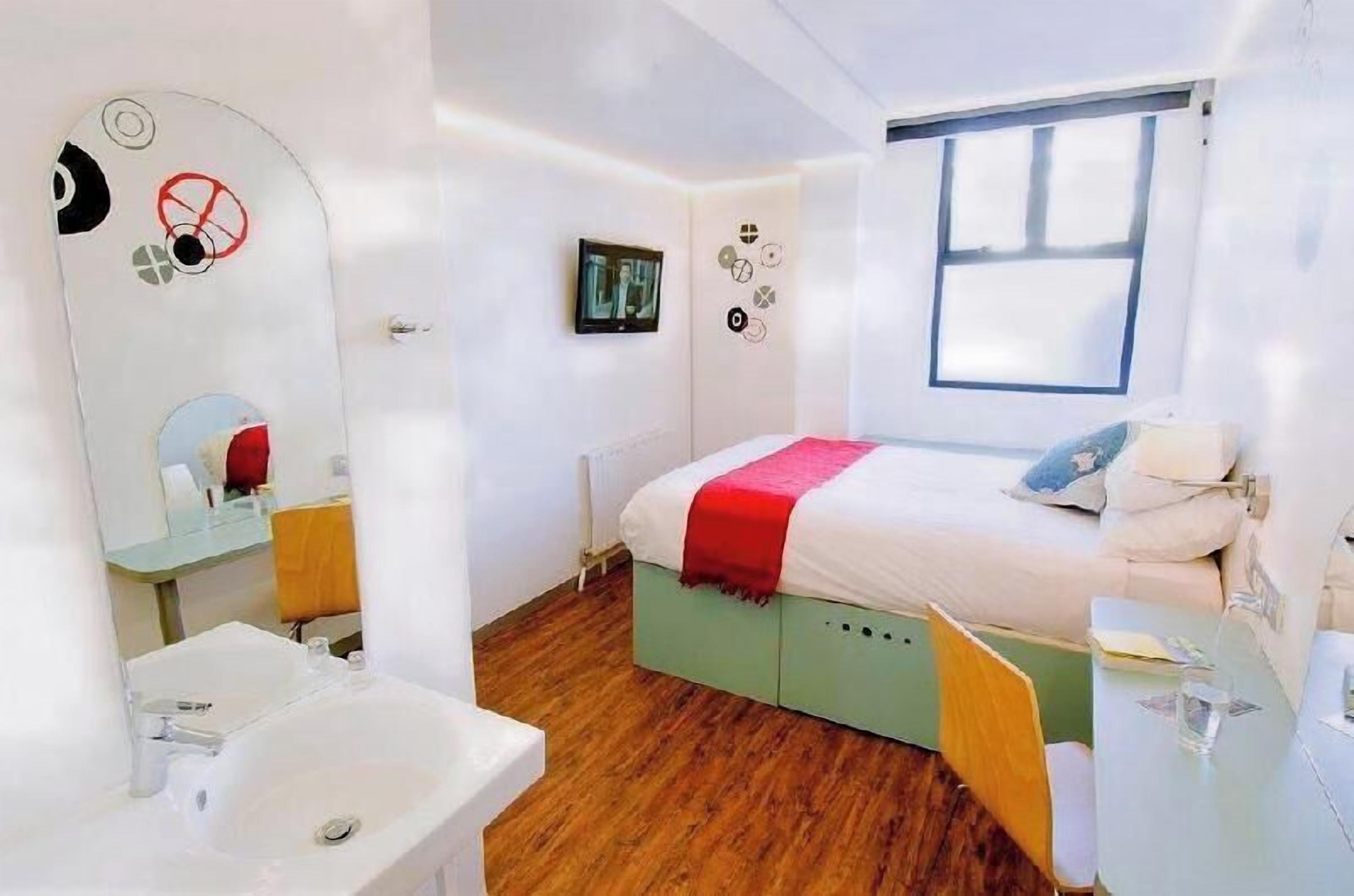 In-room safe, desk, free WiFi, bed sheets